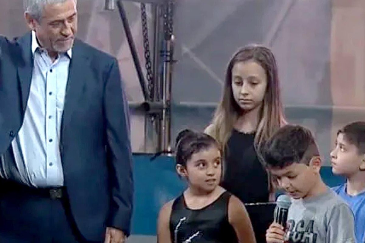 LANACION's tweet photo. Niños y política: el acto más polémico de Ferraresi, nuevo ministro de Hábitat https://t.co/33ilVWnqGt https://t.co/yW4RfuAACM