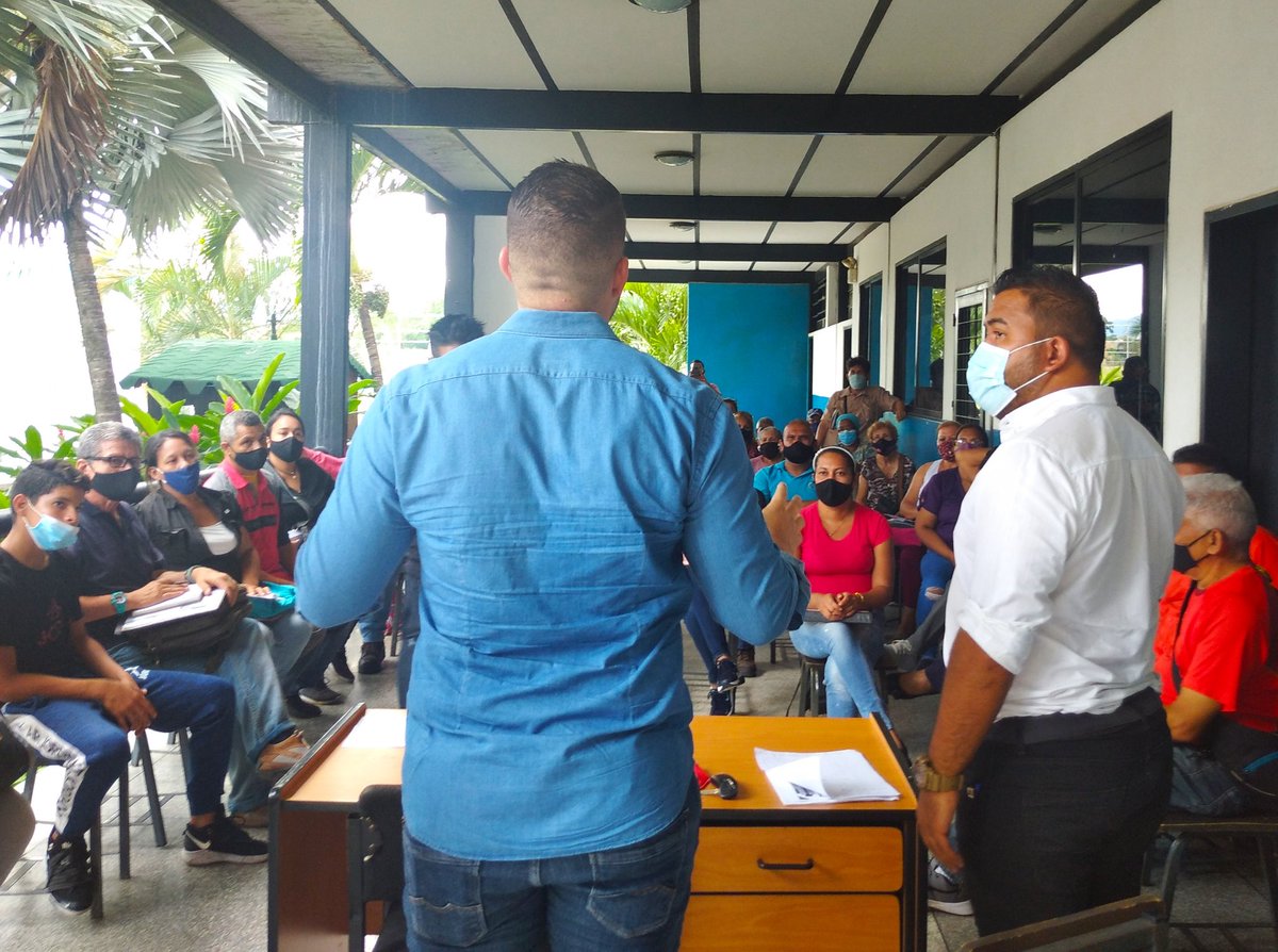 OrtilezAlexis's tweet photo. En compañía de nuestro jefe político del municipio #Naguanagua mantuvimos una amena reunión con los jefes de UBCH y Movimientos Sociales.

Organizándonos para el simulacro de este #15Nov y preparando las maquinarias para este #6D https://t.co/8vvGUN0Ra8