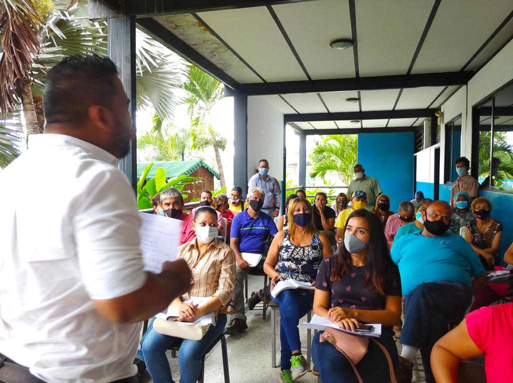 OrtilezAlexis's tweet photo. En compañía de nuestro jefe político del municipio #Naguanagua mantuvimos una amena reunión con los jefes de UBCH y Movimientos Sociales.

Organizándonos para el simulacro de este #15Nov y preparando las maquinarias para este #6D https://t.co/8vvGUN0Ra8