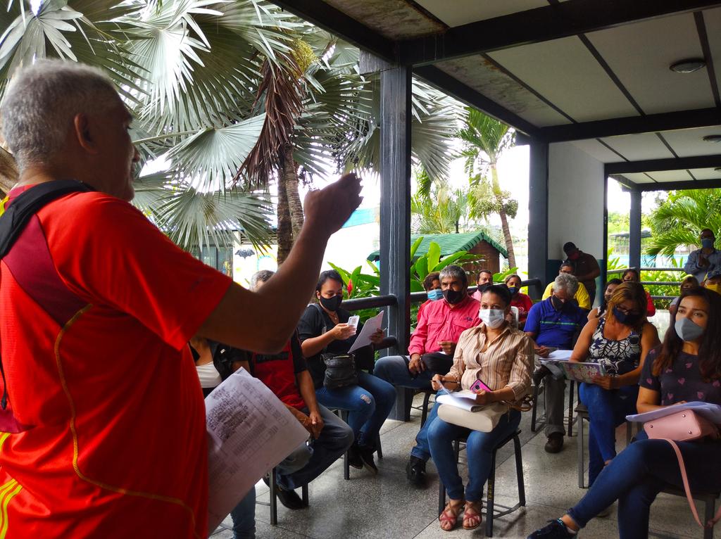OrtilezAlexis's tweet photo. En compañía de nuestro jefe político del municipio #Naguanagua mantuvimos una amena reunión con los jefes de UBCH y Movimientos Sociales.

Organizándonos para el simulacro de este #15Nov y preparando las maquinarias para este #6D https://t.co/8vvGUN0Ra8