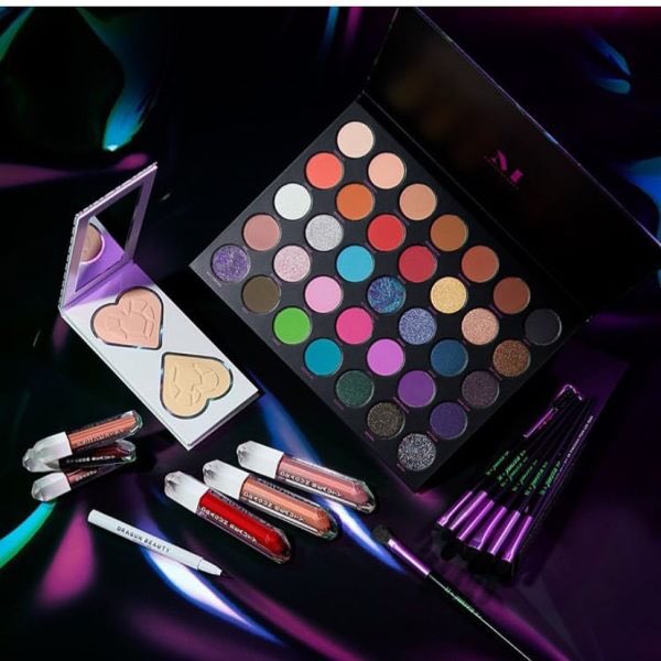 jadorebeaute11's tweet photo. @morphebruhses welcomes @nikitadragun and @dragunbeauty to the family! Along with now selling her products in stores and on their site, they’re also launching a 35 pan artistry palette and a 7 piece brush set #makeup #BeautyNews #MorpheXNikita https://t.co/ujYTwhsyuP