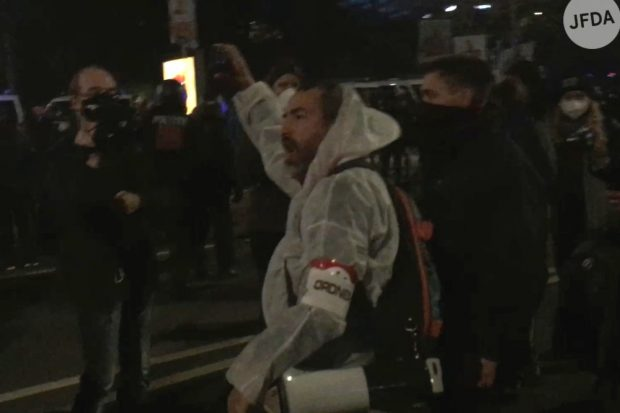 LIZ_de's tweet photo. #Leipzig am 7. November: Nachwehen für einen „#Querdenker“ namens Sven Liebich + #Video 

Zum Artikel: https://t.co/26WZoAkrLE

#Querdenken am #le0711 in #Leipzig #leipzig0711 #woellerruecktritt @JFDA_eV https://t.co/u4yd8Kt7Dj