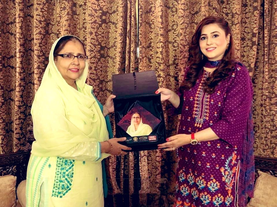 NaziaAliUncut's tweet photo. Really thankful for @nikhatshakeel for her Precious time.
Program. #ShamEfaiz 📺#FaizNetwork #16EhEp
#webChannel 🖥
Host #NaziaAli ✍🏻#Columnist , #Social_Activist
Guest. Dr Nikhat Shakeel Member #MQMPakistanORC & #FormerMNA
My Outfit by A&Q Collections
Makeup by Shobi https://t.co/JFMgM1v9MR