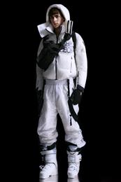 TextileInsight's tweet image. A futuristic @Moncler Grenoble collection elevates both form &amp;amp; function with looks that merge performance #skiwear w/ space suit aesthetics and hi-tech @Dyneema composite fabric in garments that work on &amp;amp; off the slopes.