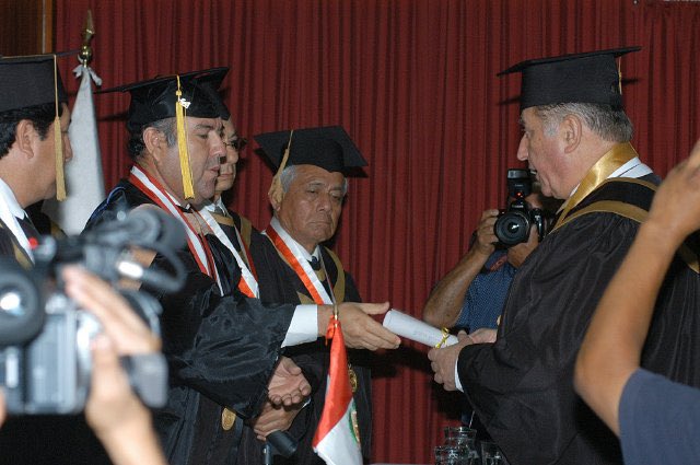 jgodoym's tweet photo. Aquí foto de Antero Flores Araoz recibiendo el doctorado Honoris Causa de la Universidad Alas Peruanas, no licenciada por Sunedu https://t.co/BWbX6e5gRR