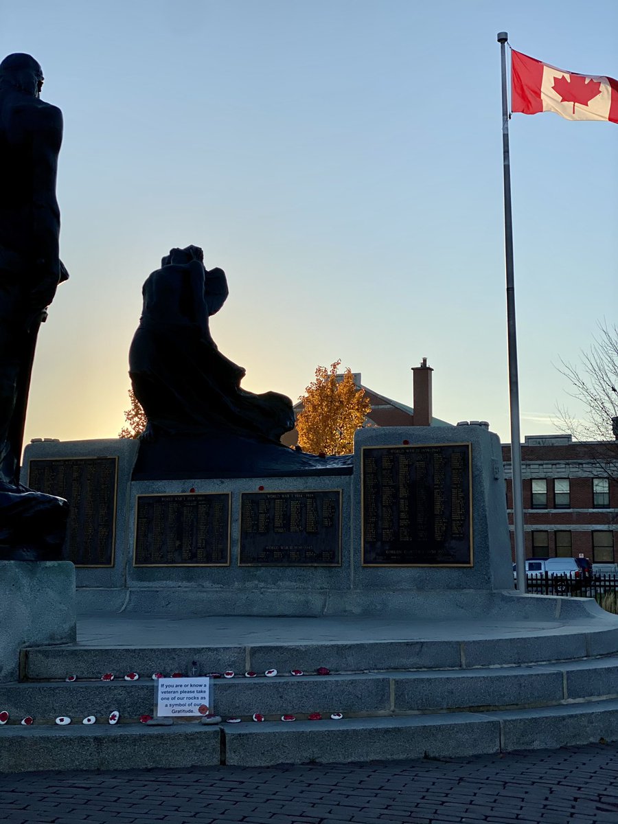 MonsignorO's tweet photo. MOD ELKP shares there time of remembrance at the cenotaph this morning. Tributes to those who went before us and serve now. #LestWeForget #MODrules https://t.co/PFMegI4w2K