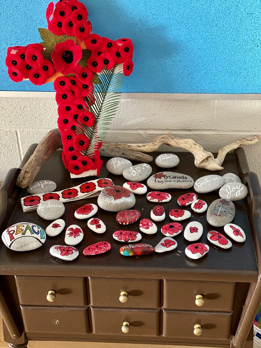 MonsignorO's tweet photo. MOD ELKP shares there time of remembrance at the cenotaph this morning. Tributes to those who went before us and serve now. #LestWeForget #MODrules https://t.co/PFMegI4w2K