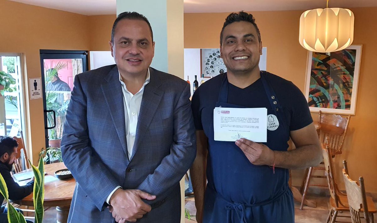 PerezBehr's tweet photo. Hicimos entrega de un crédito pre aprobado al joven empresario Manuel Julián Margain, propietario del negocio 80/20 BURGUERS, que le permitirá mantener su negocio.
#HoyTodosPorTijuana #SEDETI https://t.co/BXepNwQlU5