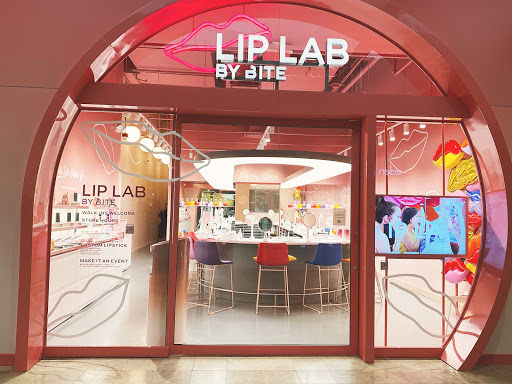 FashionShowLV's tweet photo. In this week's #blog, @ChristieMoeller takes us to the newly opened Lip Lab by @bitebeauty at #FSLV.💄 At Lip Lab you create your own lipstick, from shade to finish, scent &amp; even the name! Follow Christie's entire journey here: https://t.co/VnkSA9heku
#FashionShowLV #LipLabXBITE https://t.co/RCitaW2PUa