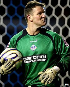  Feb 2009, Leicester (top of League One by 10 points) host Oldham.50' Oldham's keeper is sent off in giving away a penalty. There is no sub keeper.51' Dean Windass saves penalty from top scorer Matty Fryatt.FT Dean Windass keeps clean sheet in goalless draw.