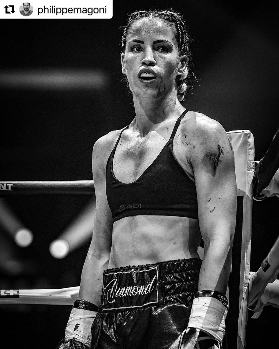ElhemMekhaled's tweet photo. #Repost @philippemagoni
・・・
La boxe au féminin 1/4 #boxer #womanboxer #noiretblanc #sport #photographedesport #sportdecombat
.
#DiamondBoxer💎🥊
.
@mtkglobal @matmut
#boxing #boxeo #boxen #boxinftraining #maywether #floydmayweather #tmt #tbe #fighter #fight #ko #knockout https://t.co/wm7eiprZeh