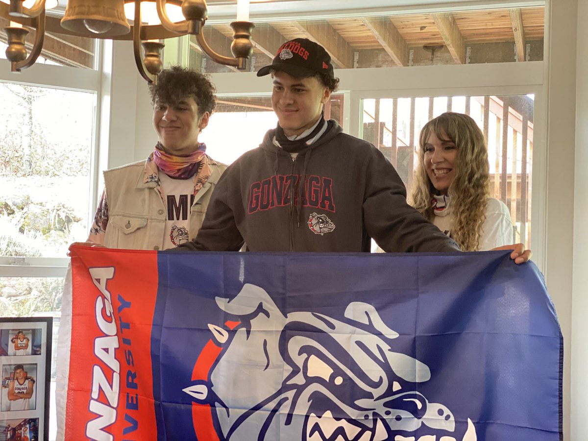 AndyBuhler's tweet photo. He's all signed. Battle Ground's Kaden Perry inks his national letter of intent with Gonzaga. 

@SBLiveWA https://t.co/IIKfH4v6aL
