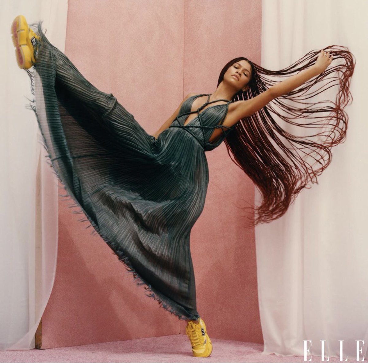 EsPopcrave's tweet photo. .@Zendaya es la It Girl de Hollywood para la portada de @ELLEmagazine. ✨

📸: @micaiah_carter https://t.co/M7adZpRnKh