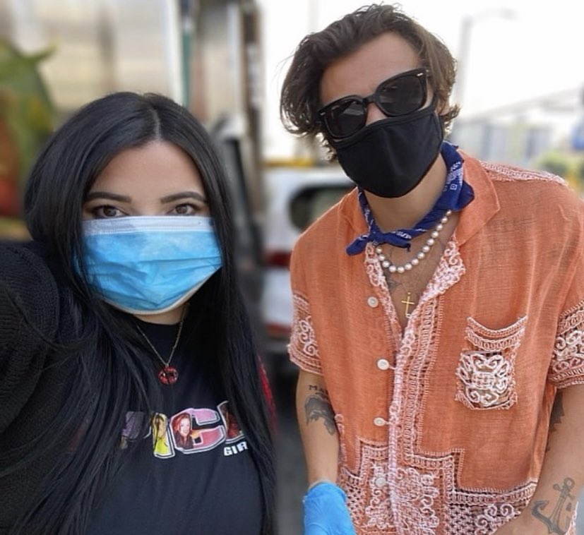 HSUpdating's tweet photo. Harry with a fan recently.

©️Lauren.Reynoso https://t.co/Gnc4r7z2Vq