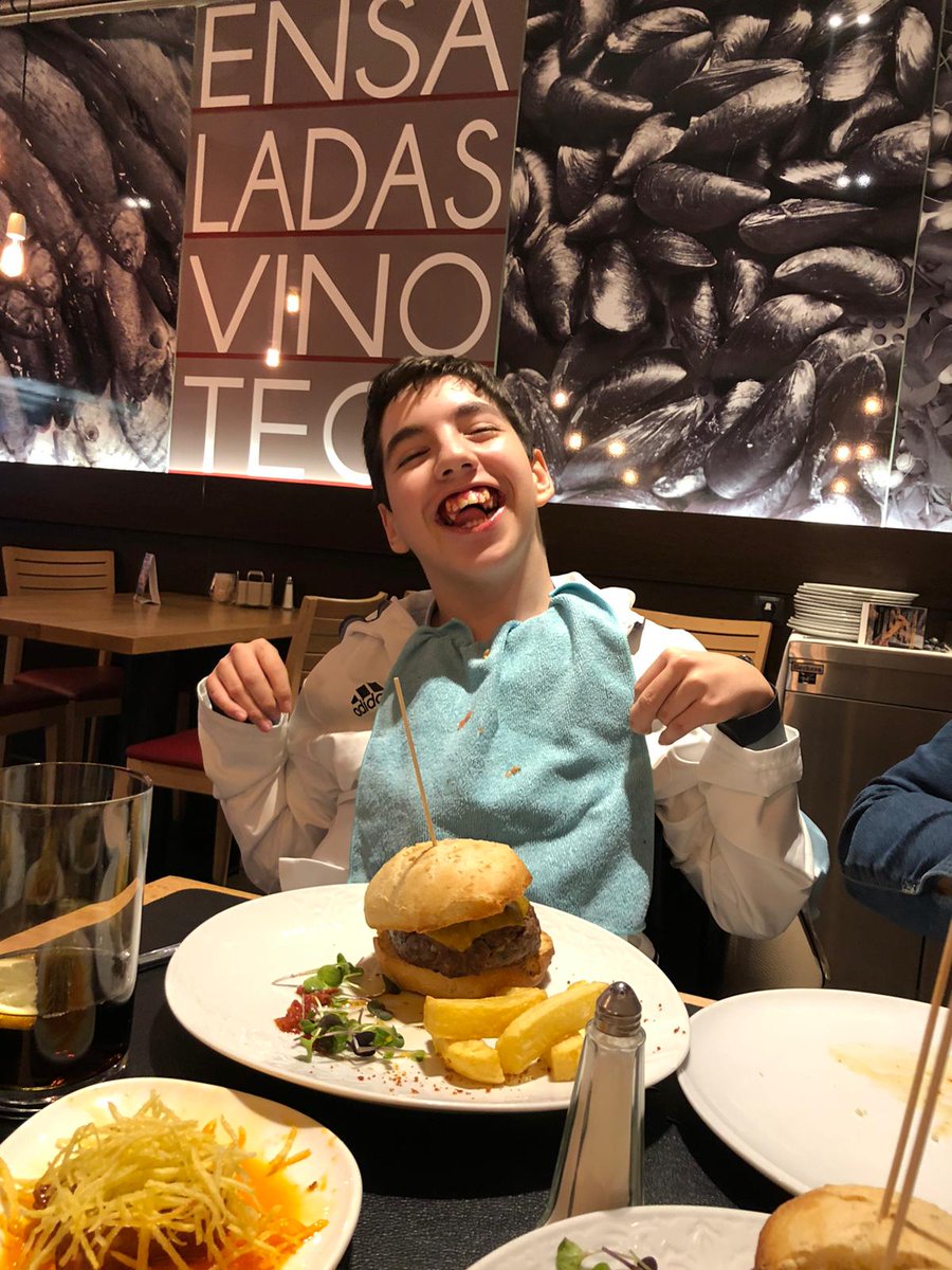 LUCIAyCRISTOBAL's tweet photo. Después de todo...Fuimos a comer, claro está, él estaba deseando de hacerlo después de tantas horas...Sin pena ni gloria...Se zampó está hamburguesa, más ensalada de pimientos de cristal, acompañando con una tostada de tomate y chistorra... #YoSoyCristobal #YoSoyCalavera #MamiDe3 https://t.co/U1IgAdcCoa