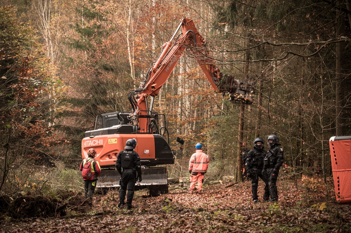 Ti_Wag's tweet photo. Außerdem ging die Räumung im Barrio "Drüben" am anderen Ende des Waldes weiter. Dort wurden mehrere Tripods geräumt & Menschen von Bäumen geholt. Einige Barrikaden von der Polizei abgeräumt & Bäume für kommende Räumungen gefällt. #danni1111 https://t.co/HntLd2w5L9