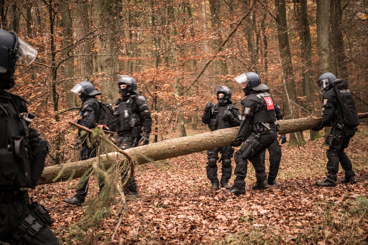 Ti_Wag's tweet photo. Außerdem ging die Räumung im Barrio "Drüben" am anderen Ende des Waldes weiter. Dort wurden mehrere Tripods geräumt & Menschen von Bäumen geholt. Einige Barrikaden von der Polizei abgeräumt & Bäume für kommende Räumungen gefällt. #danni1111 https://t.co/HntLd2w5L9