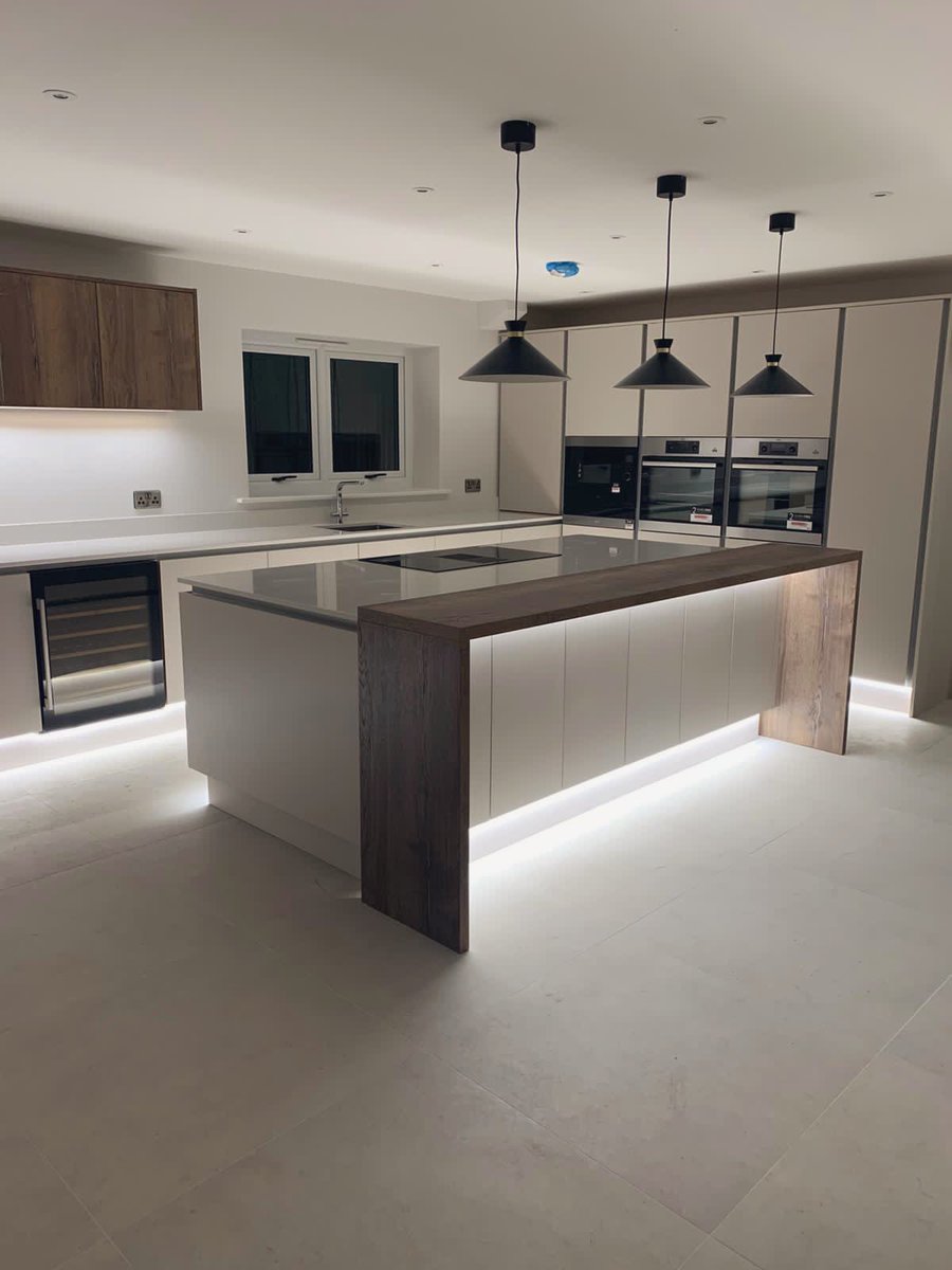 KitchensInspire's tweet photo. Late night finish for this Handleless kitchen we designed and installed using Ranges Sutton Silk &amp; Ligna @Masterclasskitc with Miami White quartz worktops @Silestone and undermount sink &amp; tap @FrankeUK https://t.co/hNyUHrQtkQ