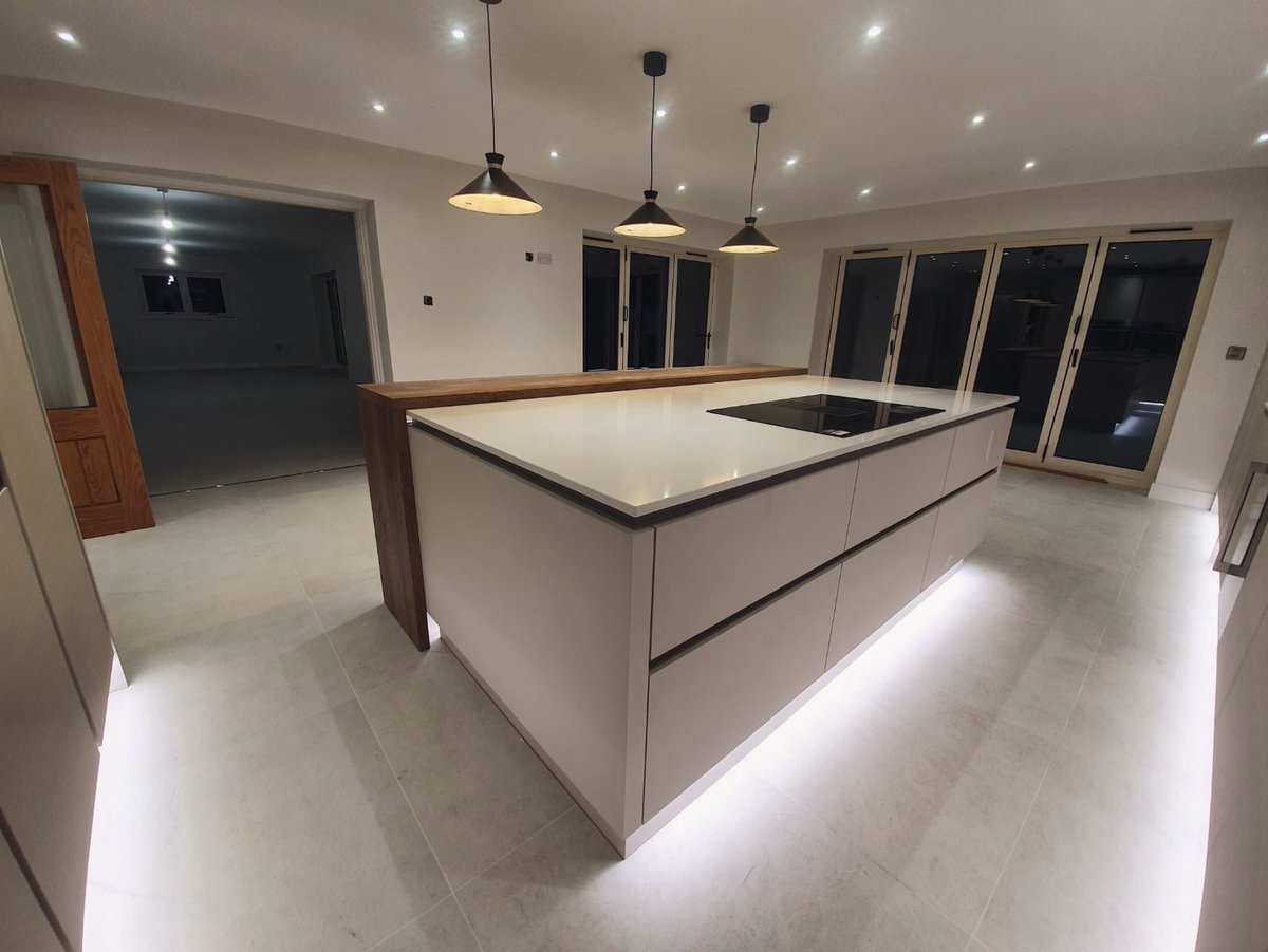 KitchensInspire's tweet photo. Late night finish for this Handleless kitchen we designed and installed using Ranges Sutton Silk &amp; Ligna @Masterclasskitc with Miami White quartz worktops @Silestone and undermount sink &amp; tap @FrankeUK https://t.co/hNyUHrQtkQ