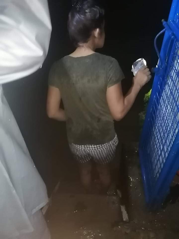 jfrost229's tweet photo. I’m posting this on behalf of my friend and to everyone who lives in Dulong Bayan San Mateo Rizal, Please help them po, Houses are now submerged in water because their area is near the flood gates. Share this news and Retweet. #UlyssesPH https://t.co/0jq8zyd3cV