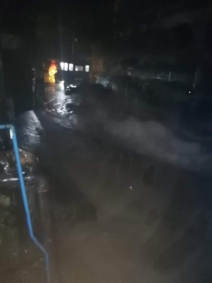 jfrost229's tweet photo. I’m posting this on behalf of my friend and to everyone who lives in Dulong Bayan San Mateo Rizal, Please help them po, Houses are now submerged in water because their area is near the flood gates. Share this news and Retweet. #UlyssesPH https://t.co/0jq8zyd3cV