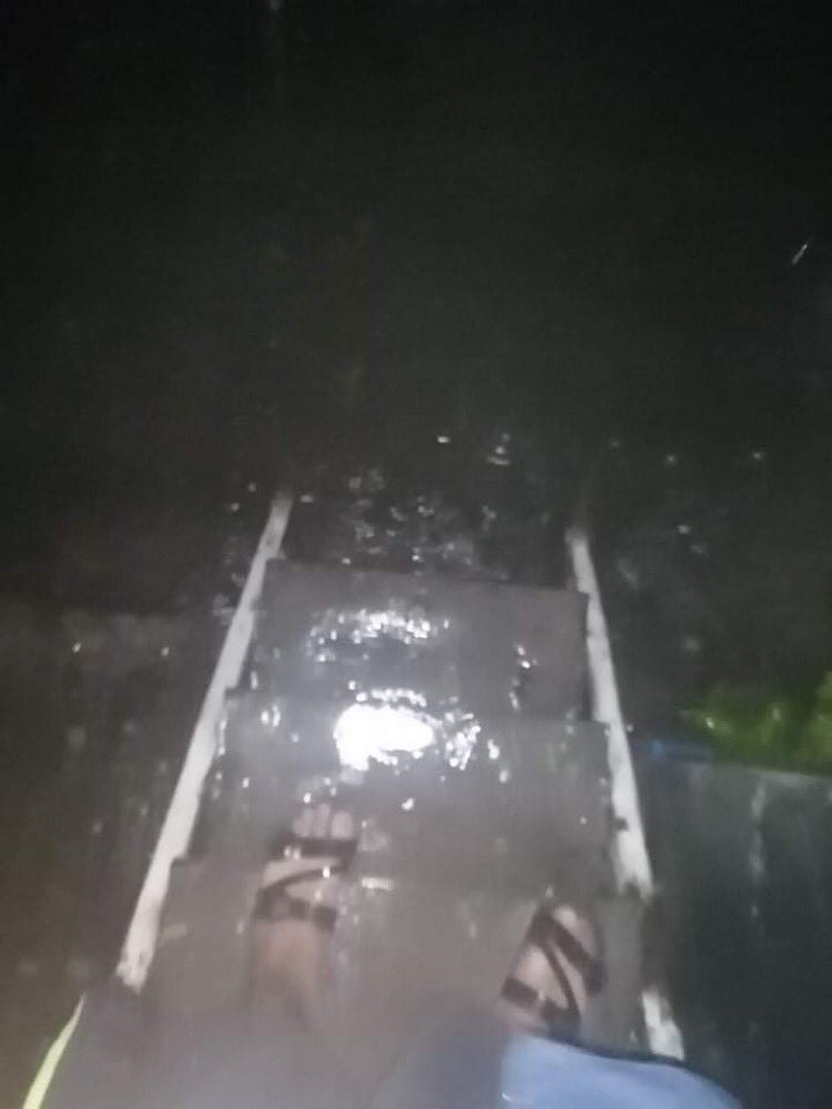 jfrost229's tweet photo. I’m posting this on behalf of my friend and to everyone who lives in Dulong Bayan San Mateo Rizal, Please help them po, Houses are now submerged in water because their area is near the flood gates. Share this news and Retweet. #UlyssesPH https://t.co/0jq8zyd3cV