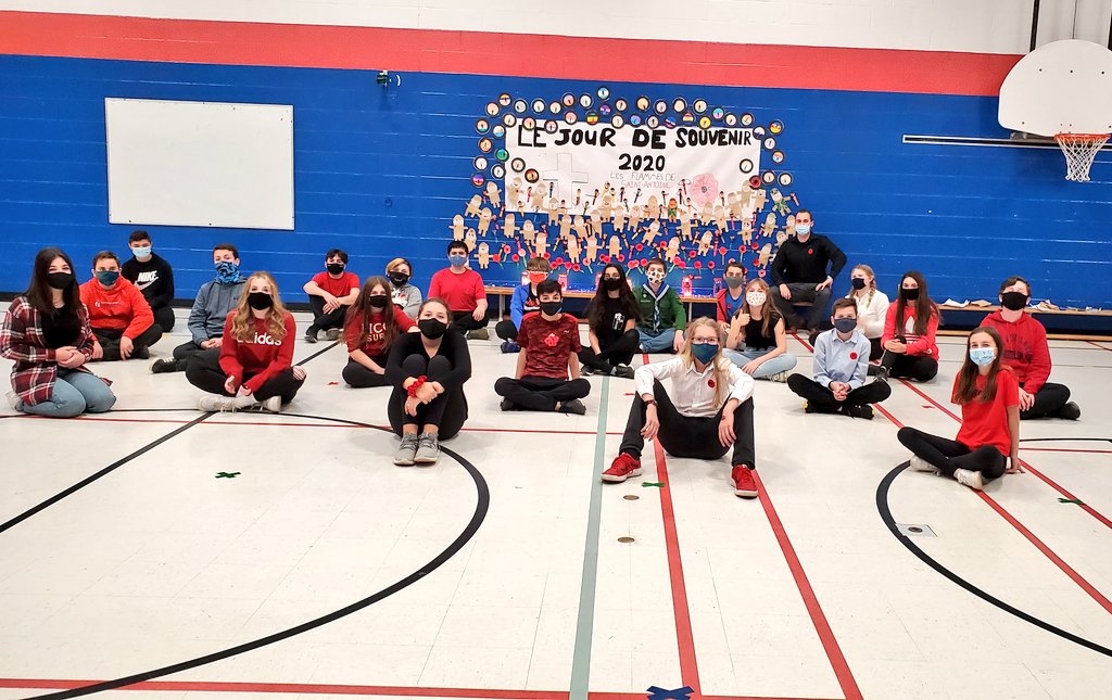 Le jour du souvenir 2020 à Saint-Antoine. Que je suis fier de mes élèves de la 8e année! Trois présentations en présentiel (avec distanciation) + Google meet et des bricolages organisés pour chaque classe. Résultat : une véritable murale de la communauté famille-école.