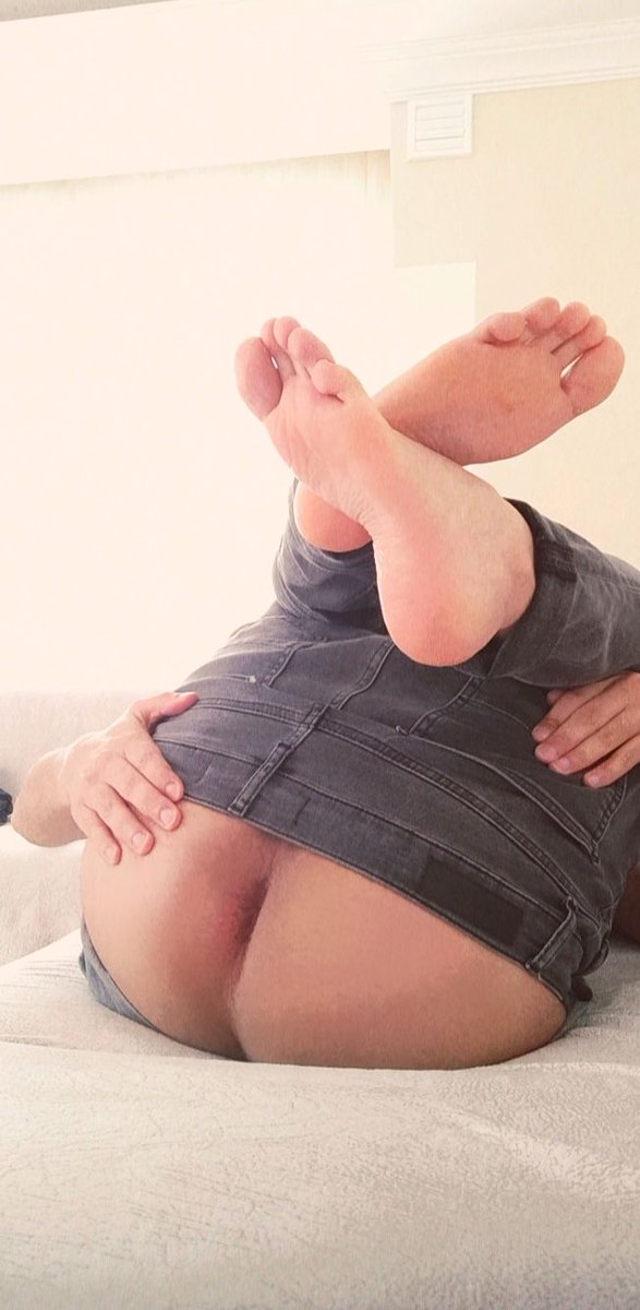 Gizliboy8's tweet photo. Ayaklarımı yalayarak gel gir içimee 🍆 https://t.co/qO6Gtp0fh2