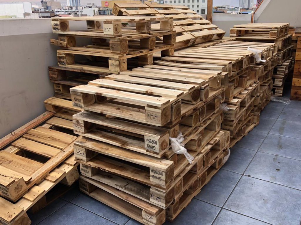 TarapacaSmart's tweet photo. Durante la pandemia trabajamos de manera asociativa con @workcafe606 para generar así la línea de sustentabilidad #WoodScrap, desde donde surge la creación de la Primera Planta de Reutilización y Reciclaje de Residuos de Maderas del Norte Grande “PalletLand” ♻️🍃🚀#Iquique https://t.co/ebbSXRbtk5