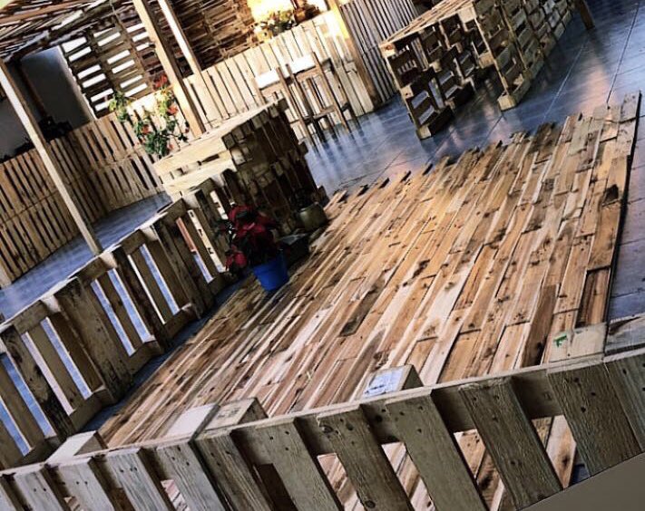 TarapacaSmart's tweet photo. Durante la pandemia trabajamos de manera asociativa con @workcafe606 para generar así la línea de sustentabilidad #WoodScrap, desde donde surge la creación de la Primera Planta de Reutilización y Reciclaje de Residuos de Maderas del Norte Grande “PalletLand” ♻️🍃🚀#Iquique https://t.co/ebbSXRbtk5