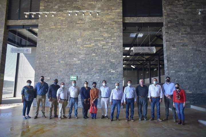 Roberto_dls's tweet photo. Acompañado por nuestros amigos de los organismos empresariales, realizamos un recorrido por el Nuevo Teatro, el Museo, Polideportivo Gámez Sumarán, Alberca Semiolímpica, Mercado Popular y la Escuela de Arte y Cultura.

#AcuñaCadaVezMejor https://t.co/M0MZNs8OVN