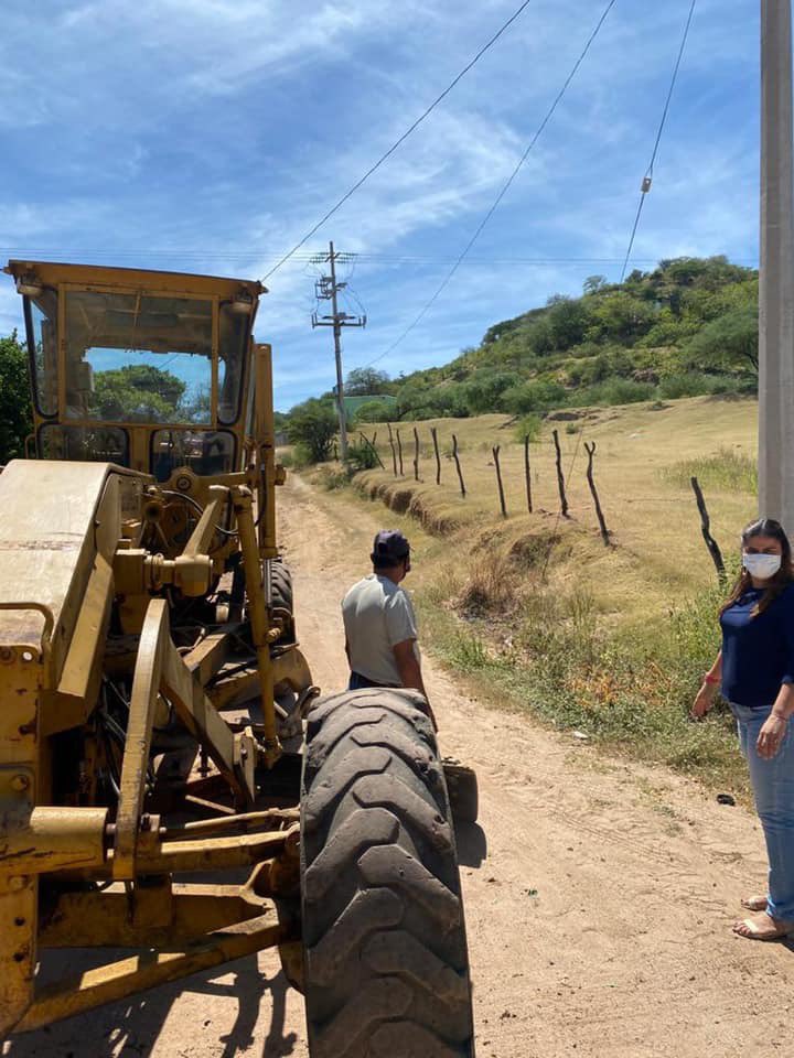 JoselinBalseca's tweet photo. Iniciamos las rehabilitaciones de caminos en nuestro municipio.
El día de hoy comenzamos en la calle 
24 DE FEBRERO DE LA COLONIA AGUASCALIENTES.
Siempre buscando el desarrollo y bienestar de nuestra población.
#RehabilitacionDeCaminos
#SeguimosTrabajandoPorJalapa https://t.co/FncoM3WV7q