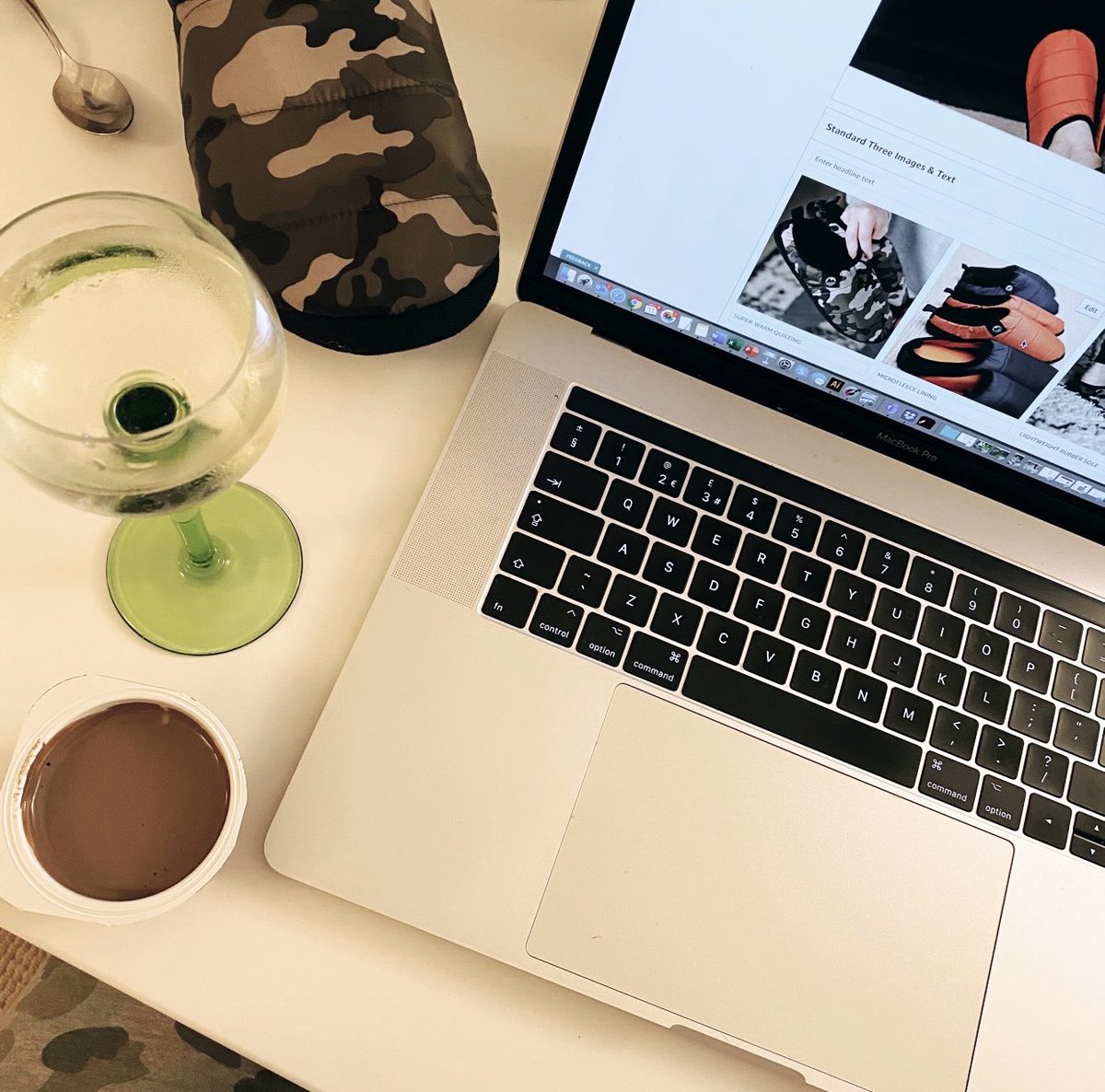 _rebeccajeffery's tweet photo. When your evenings consist of wine, Rolo yoghurts and creating content about slippers.
#copywritinglife #eveningworking #contentcreator #slippers https://t.co/Ymfv9E79ST