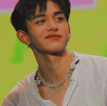 loonastrawberry's tweet photo. ° • #kuncas au:
однажды лукас случайно отправляет на неизвестный номер откровенную фотографию, но получает комплименты от незнакомца, после чего присылать ему boyfriend materials становится традицией https://t.co/uyIDnxwANl