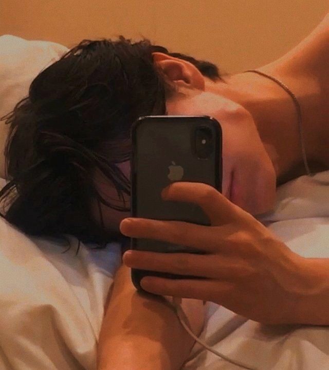 loonastrawberry's tweet photo. ° • #kuncas au:
однажды лукас случайно отправляет на неизвестный номер откровенную фотографию, но получает комплименты от незнакомца, после чего присылать ему boyfriend materials становится традицией https://t.co/uyIDnxwANl
