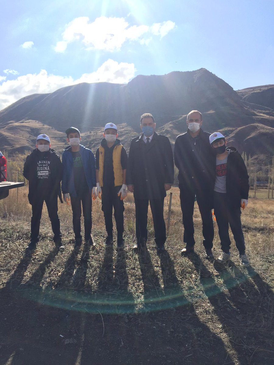 Tarım ve Orman Bakanlığınca Türkiye genelinde gerçekleştirilen Milli Ağaçlandırma Günü "11 Milyon Ağaç, Bugün Fidan, Yarın Nefes" programı çerçevesinde, okulumuz öğrencileriyle fidan dikme etkinliğine katıldık.<a href="/skaygusuz/">Salih Kaygusuz</a> <a href="/OrhanOzen_25/">Orhan ÖZEN</a> <a href="/ErbapTortum/">Tortum Erbap</a> <a href="/MemTortum/">Tortum İlçe MEM</a>