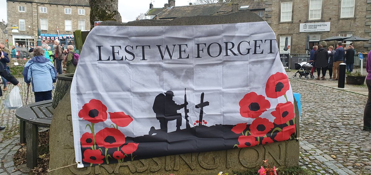 PSOGRASSINGTON's tweet photo. A socially distanced turn out in Grassington Square this morning at 1100 for everyone to stand together and pay their respects for the fallen. 

Good of @GrassingtonH to put on some hot food and drinks☕

A fantastic community spirit

#Grassington
#Wharfedale
#Remembrance https://t.co/7YGherWc4k