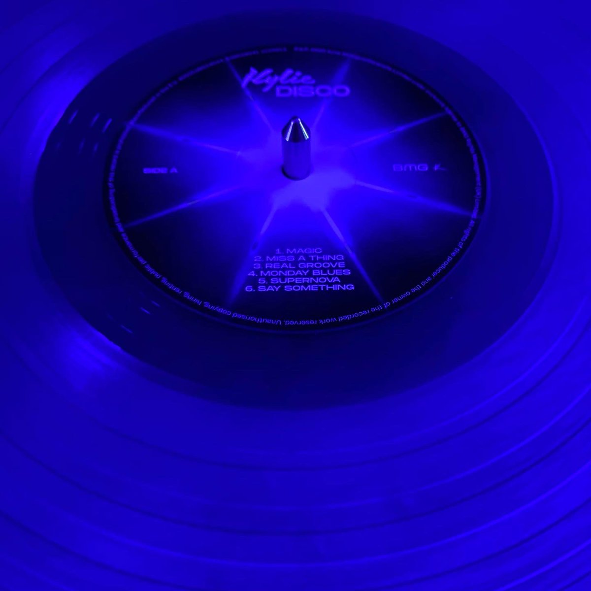 VanceBrawley's tweet photo. @kylieminogue I’m listening to the #DISCO #bluevinyl with the blue lights on!!💫⭐️non-stop euphoric grooves🕺🏼#TimsTwitterListeningParty https://t.co/bZkgidVeH7