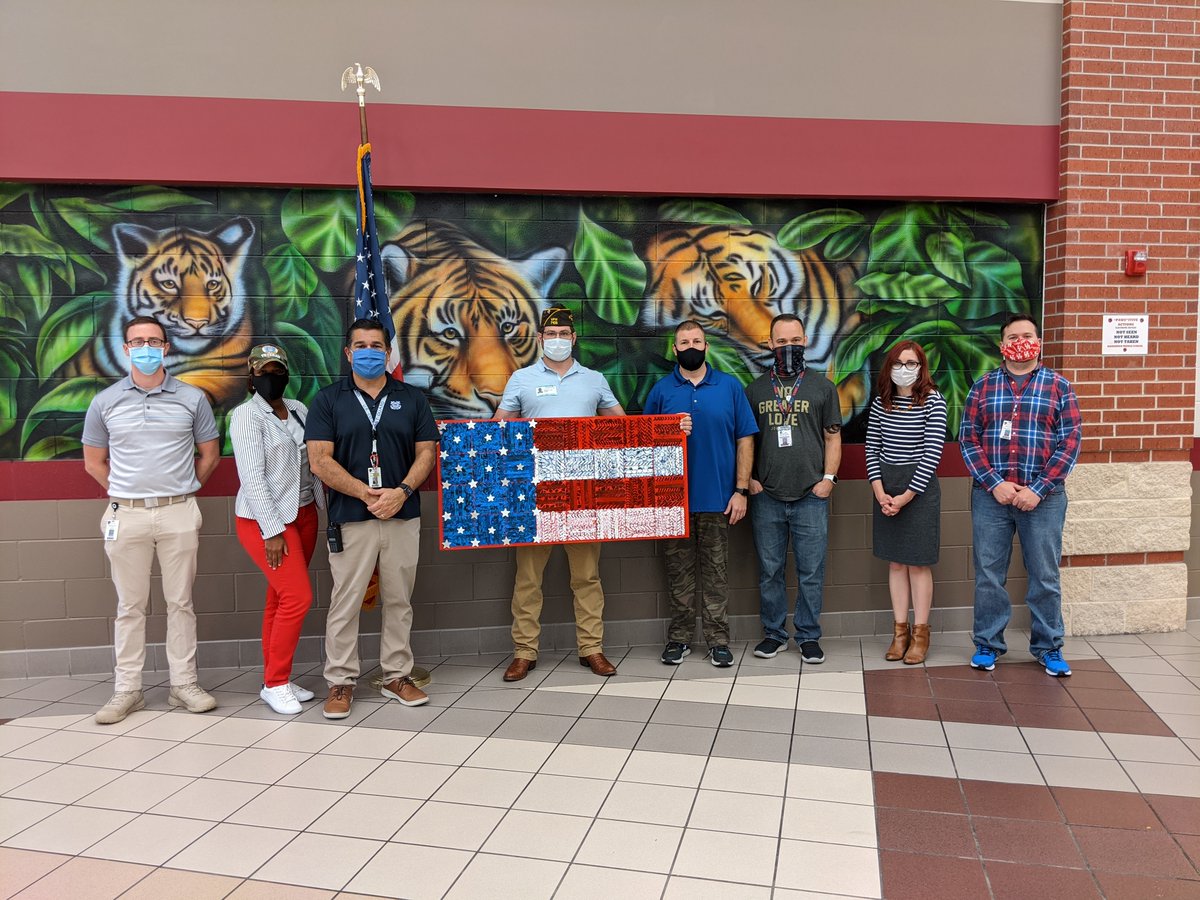 AlexanderTigers's tweet photo. Since we couldn't bring our vets on campus, students collaborated to create an art display. The art was displayed at AMS to honor the veteran faculty members. Shawn Coe from VFW 7109 joined us. Tomorrow, the art will be donated to the VFW for the community to enjoy. @PearlandISD https://t.co/uV4KZAhc8W