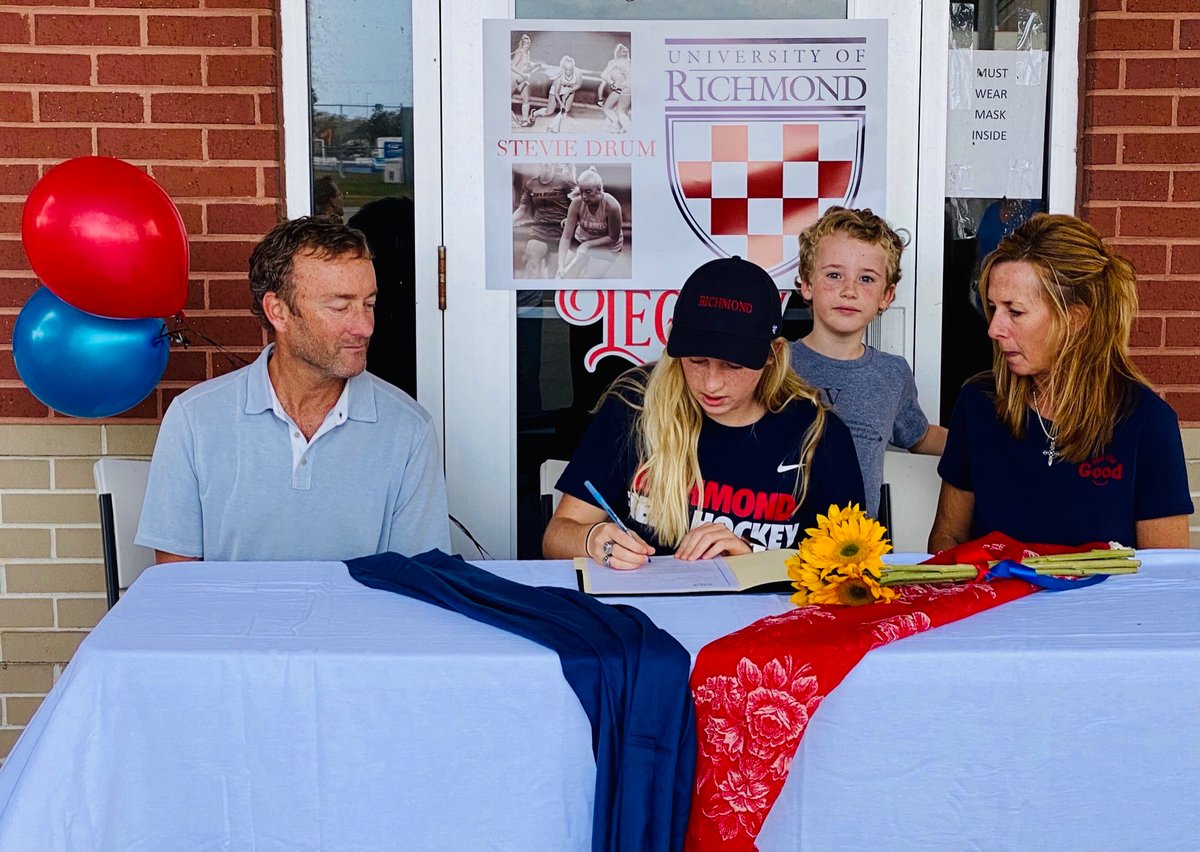 CoxFieldHockey's tweet photo. Congratulations Lauren (Mary Washington) Sadie (Longwood), and Stevie (University of Richmond) for signing today ! We are so proud of you❤️💚💛 @757teamz @FrankWCoxHS https://t.co/wVulqtvssm