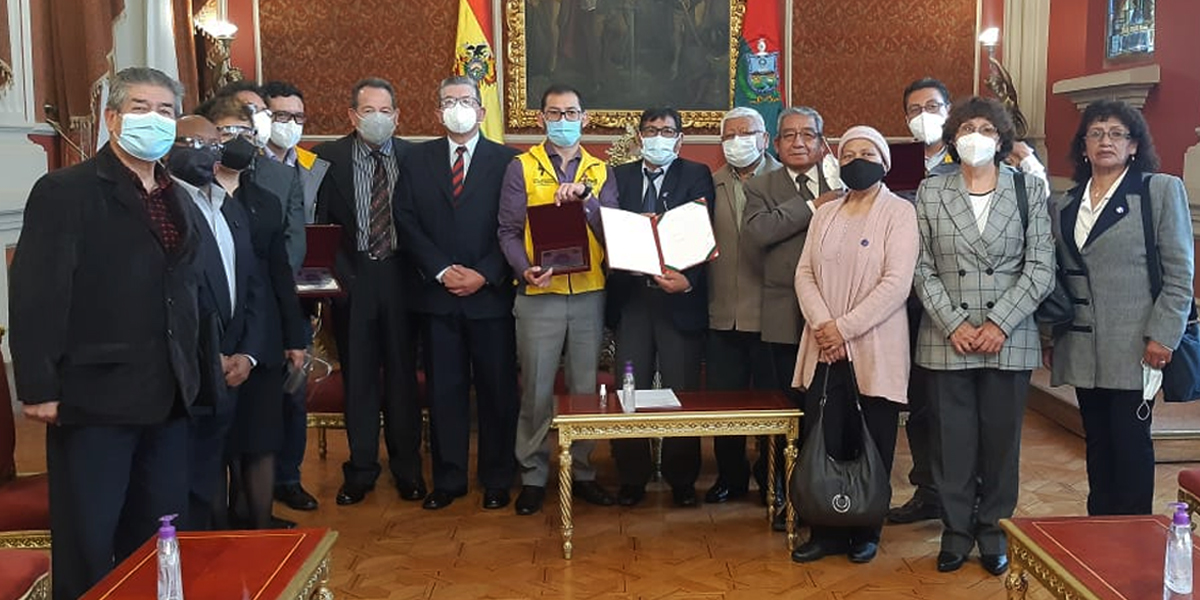 deespgamlp's tweet photo. La mañana de este miércoles, el Director de Empresas, Entidades y Servicios Públicos, Martín Fabbri, a nombre del #GAMLP, hizo la entrega oficial de la ordenanza municipal que otorga a perpetuidad un mausoleo a la Asociación Multisectorial de Jubilados Illimani.
#MunicipioModelo https://t.co/Id9WmC771w