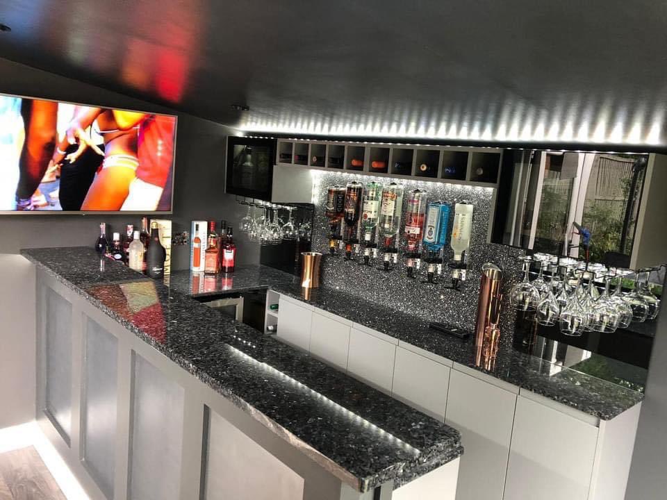 barndominium_us's tweet photo. That’s it, I need a backyard bar https://t.co/jFHGk6oHkR