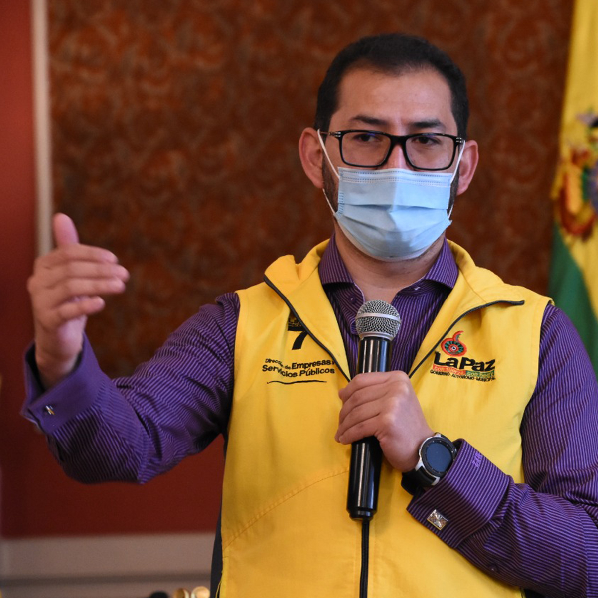 deespgamlp's tweet photo. La mañana de este miércoles, el Director de Empresas, Entidades y Servicios Públicos, Martín Fabbri, a nombre del #GAMLP, hizo la entrega oficial de la ordenanza municipal que otorga a perpetuidad un mausoleo a la Asociación Multisectorial de Jubilados Illimani.
#MunicipioModelo https://t.co/Id9WmC771w