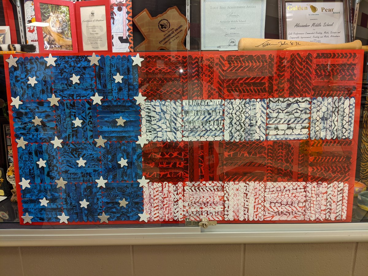 AlexanderTigers's tweet photo. Since we couldn't bring our vets on campus, students collaborated to create an art display. The art was displayed at AMS to honor the veteran faculty members. Shawn Coe from VFW 7109 joined us. Tomorrow, the art will be donated to the VFW for the community to enjoy. @PearlandISD https://t.co/uV4KZAhc8W