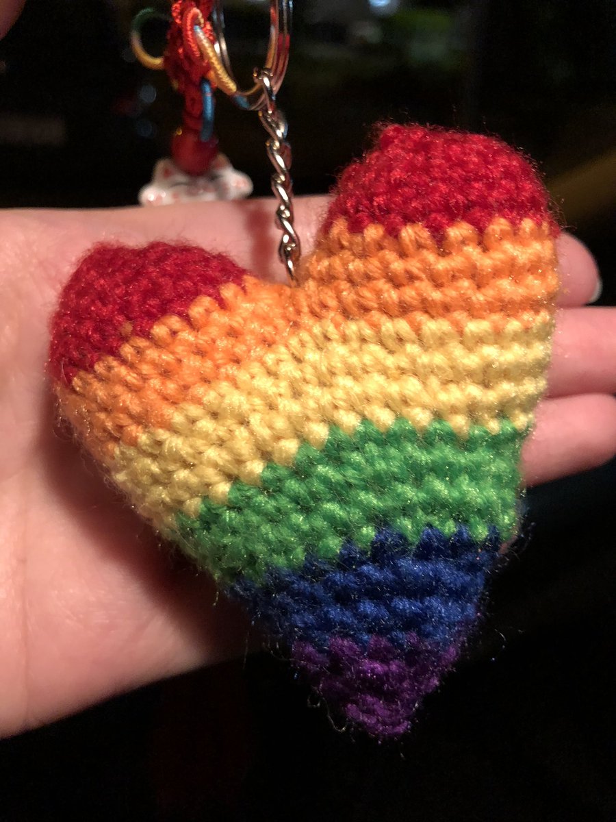 LucienDraculea's tweet image. Nochmal vielen Dank, liebe @ninorinor, ich liebe die Herzen total🥰 Das regenbogenfarbene hängt jetzt am Rückspiegel im Auto und das non-binary-farbene am Reißverschluss meiner Tasche 🥰🥰 #Pride #Queer #NonBinaryVisibility