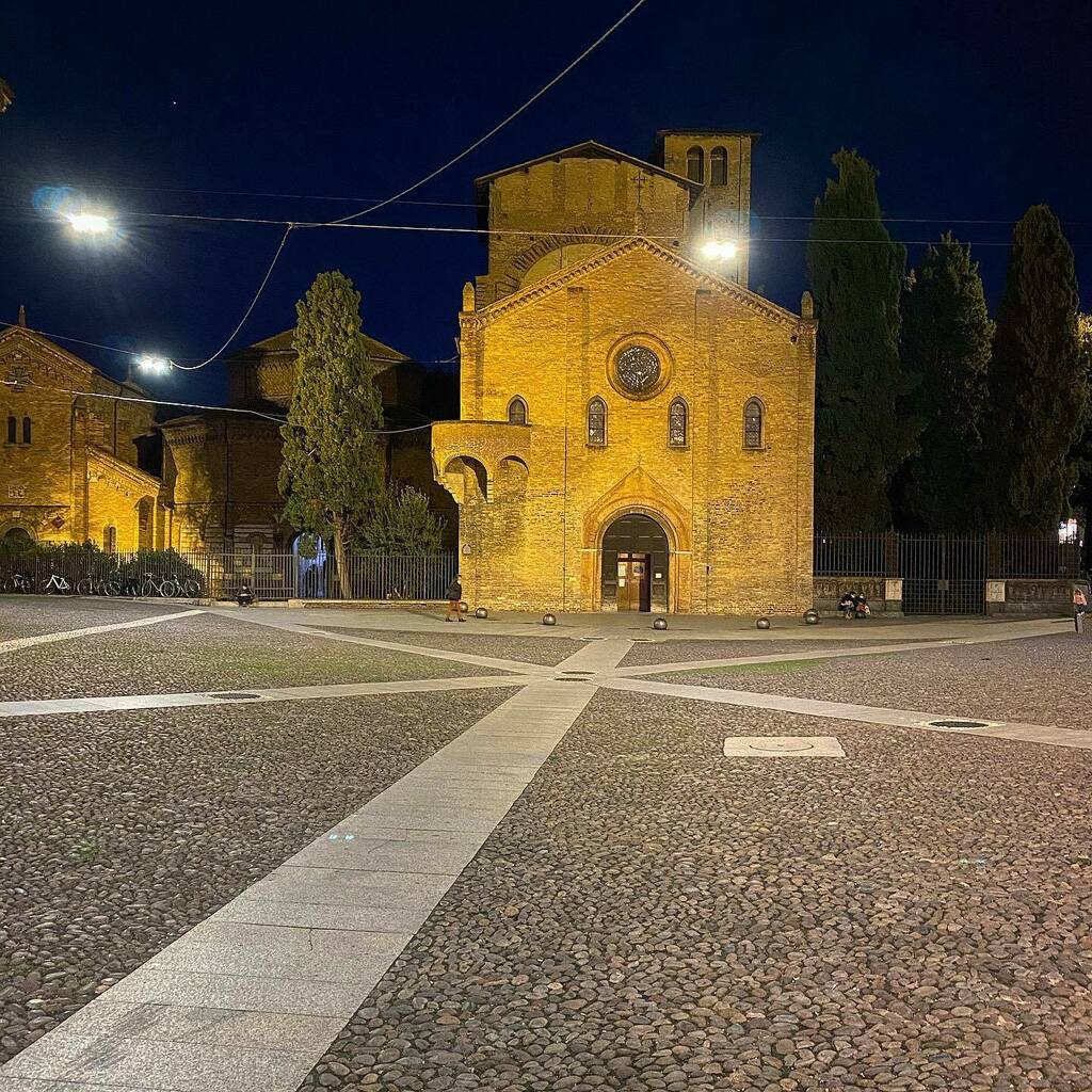 emme_di's tweet photo. #bologna #tbt #santostefano #settechiese #igersbologna #shotoniphone11pro #nightshot https://t.co/81Yos2DI4s https://t.co/uDXlbC5qvG