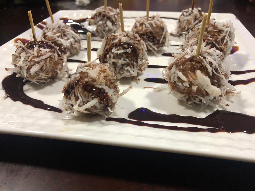 BigJayz_Kitchen's tweet photo. Coconut Crusted Hazelnut Cream Balls #FoodFusion #Culinarymasterclass #Culinaryschool https://t.co/DLSPLdzoTN