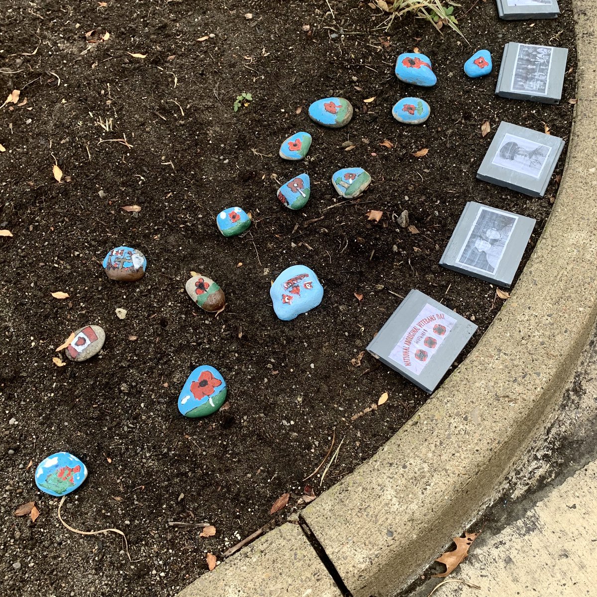 therealmsfelix's tweet photo. #RemembranceDay & our #poppyfield continues to grow. Look at the beautiful added contributions to our memorial. Not only have Ss painted #rocksofremembrance, @CathyHK1’s Grade 4 Ss designed these eye catching plaques. @StonebridgePS #poppystories @RoyalCdnLegion @VeteransENG_CA https://t.co/zhnkTSkpqz