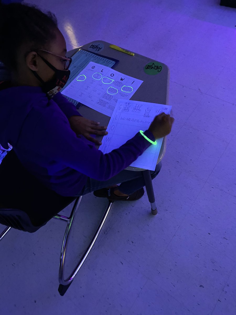 mrsrichards4th's tweet photo. What time is it!!! Glow what you know time! 4th grade still wants these students to be engaged while learning! Fun day for my first crew. Can’t wait til tomorrow. @OESrockSTARS @VersieHamlett https://t.co/d65vykYqVz