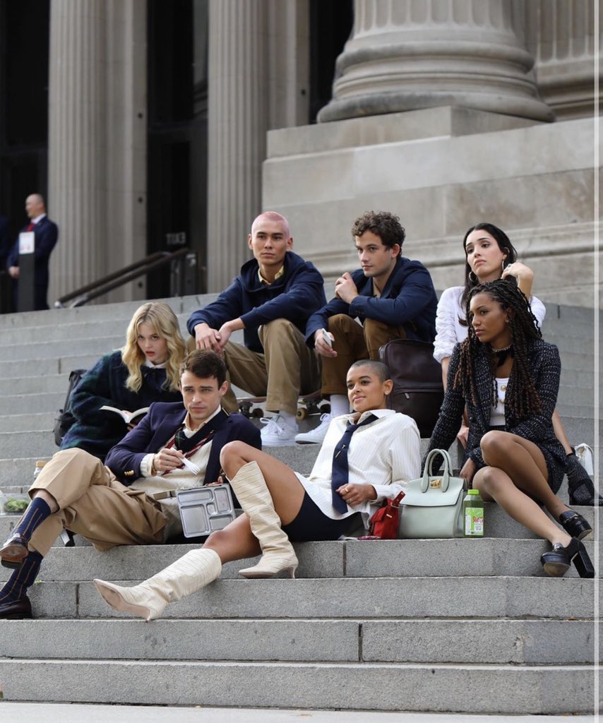 OfficialPLT's tweet photo. ATTENTION Upper East Siders 🚨 Gossip Girl is coming back! 😱 With a whole new cast 👀🙌 Thoughts? xoxo https://t.co/HruBSu6sf8
